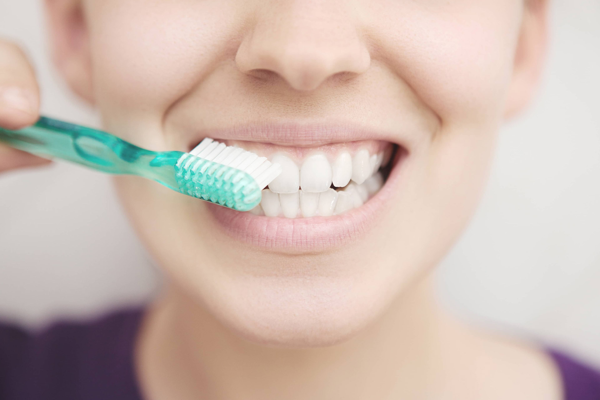 Igiena orală corespunzătoare este esențială pentru menținerea sănătății dentare și pentru un zâmbet frumos și strălucitor.