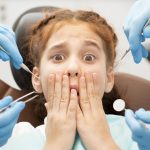 Câteva sfaturi practice care vă vor ajuta să reduceți anxietatea și să vă bucurați de vizitele la dentist pentru un zâmbet fericit.