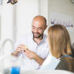 Înțelegem importanța controlului periodic și dorim să evidențiem beneficiile acestor vizite regulate pentru sănătatea ta orală.