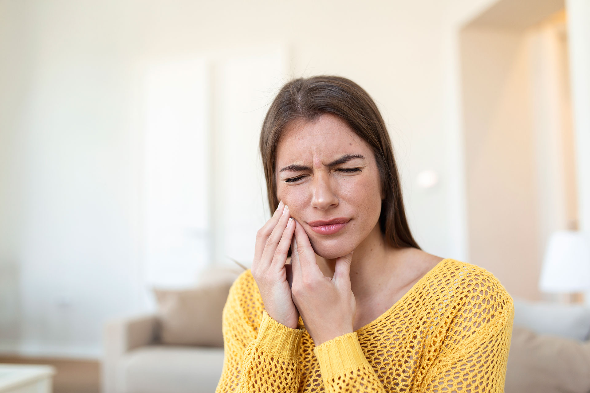 Află ce este un abces dentar, cum îl recunoști după simptome și ce tratamente există. Prezintă-te urgent la Zen Smiles dacă ai durere sau umflătură.
