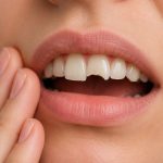 Ai spart un dinte și nu știi cât de grav este? Află când un dinte spart este urgență și ce trebuie să faci imediat. Zen Smiles, program până la 23:00.